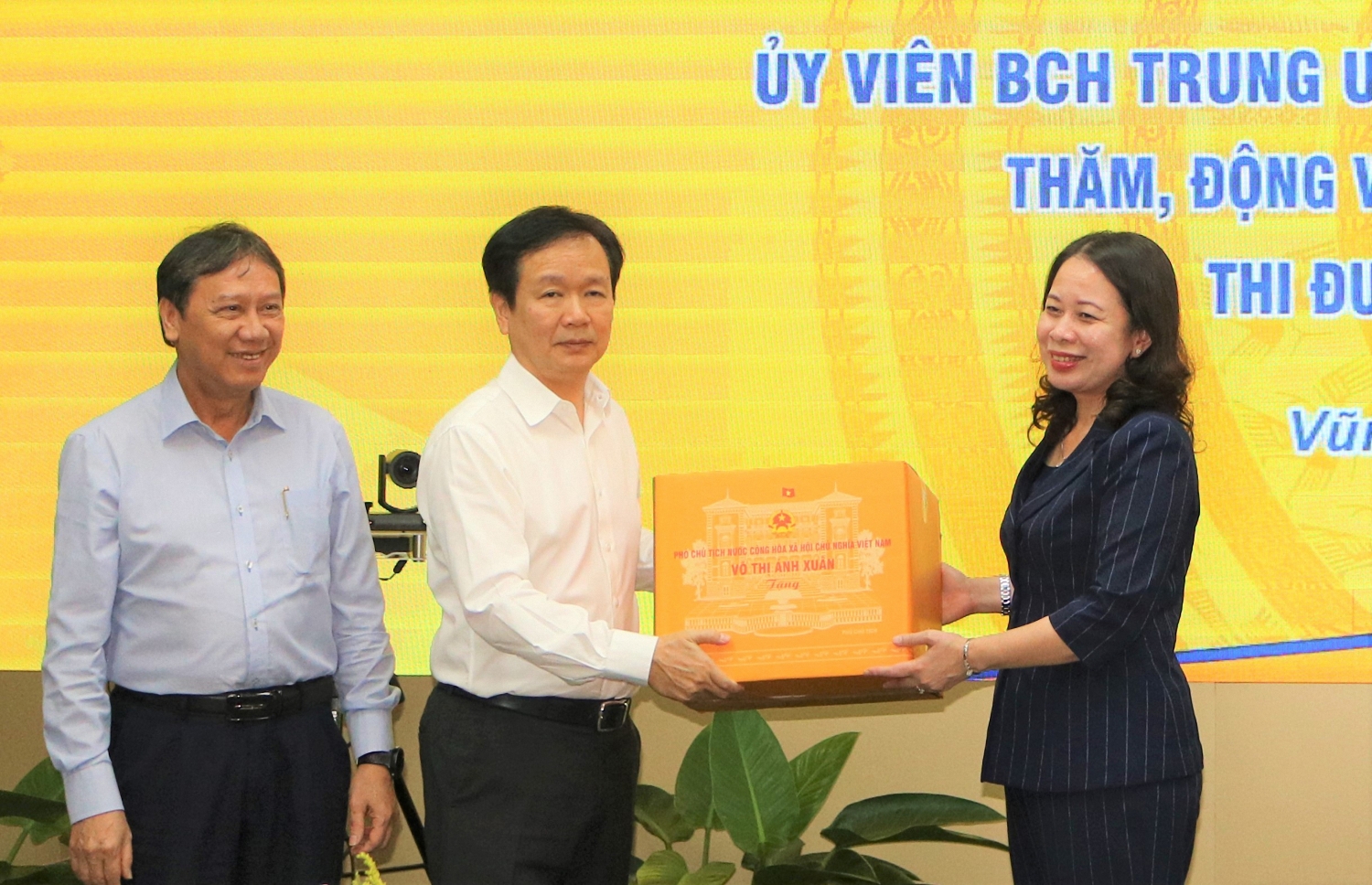 Phó Chủ tịch nước Võ Thị Ánh Xuân thăm, làm việc với Vietsovpetro và động viên CBCNV Dầu khí Phó Chủ tịch nước Võ Thị Ánh Xuân thăm, làm việc với Vietsovpetro và động viên CBCNV Dầu khí