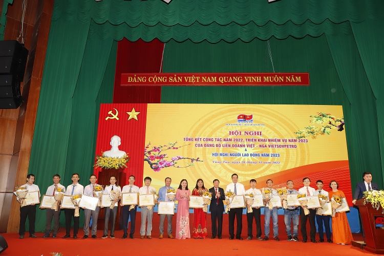Vietsovpetro tổ chức Hội nghị Tổng kết công tác Đảng năm 2022 và Hội nghị Người lao động năm 2023 Vietsovpetro: Thu nhập và các chế độ phúc lợi cho người lao động năm 2022 được đảm bảo ở mức tốt