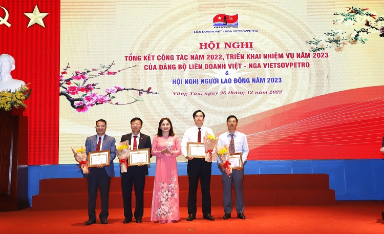 Vietsovpetro tổ chức Hội nghị Tổng kết công tác Đảng năm 2022 và Hội nghị Người lao động năm 2023 Vietsovpetro: Thu nhập và các chế độ phúc lợi cho người lao động năm 2022 được đảm bảo ở mức tốt