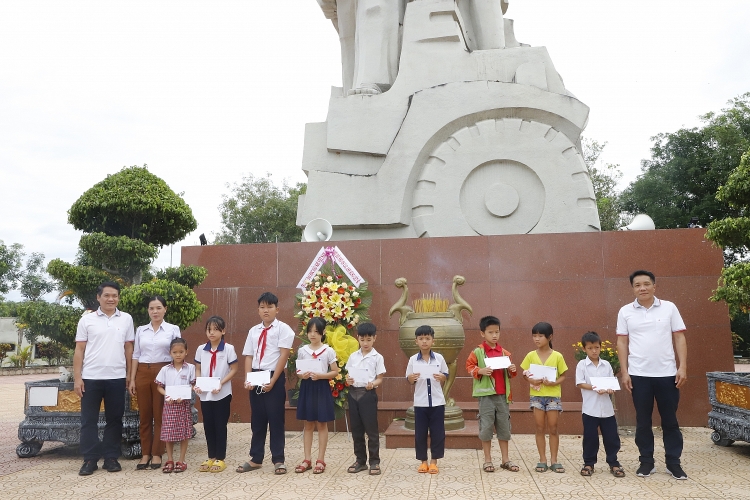 Đảng bộ Trường Đại học Dầu khí Việt Nam (PVU) tổ chức hành trình giáo dục truyền thống lịch sử tại di tích lịch sử quốc gia - Tượng đài chiến thắng La Ngà Đảng bộ Trường Đại học Dầu khí Việt Nam tổ chức giáo dục truyền thống lịch sử tại Di tích chiến thắng La Ngà