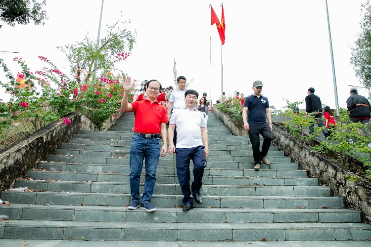 Đảng bộ Trường Đại học Dầu khí Việt Nam (PVU) tổ chức hành trình giáo dục truyền thống lịch sử tại di tích lịch sử quốc gia - Tượng đài chiến thắng La Ngà Đảng bộ Trường Đại học Dầu khí Việt Nam tổ chức giáo dục truyền thống lịch sử tại Di tích chiến thắng La Ngà