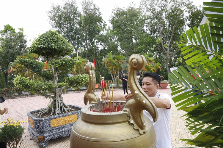 Đảng bộ Trường Đại học Dầu khí Việt Nam (PVU) tổ chức hành trình giáo dục truyền thống lịch sử tại di tích lịch sử quốc gia - Tượng đài chiến thắng La Ngà Đảng bộ Trường Đại học Dầu khí Việt Nam tổ chức giáo dục truyền thống lịch sử tại Di tích chiến thắng La Ngà
