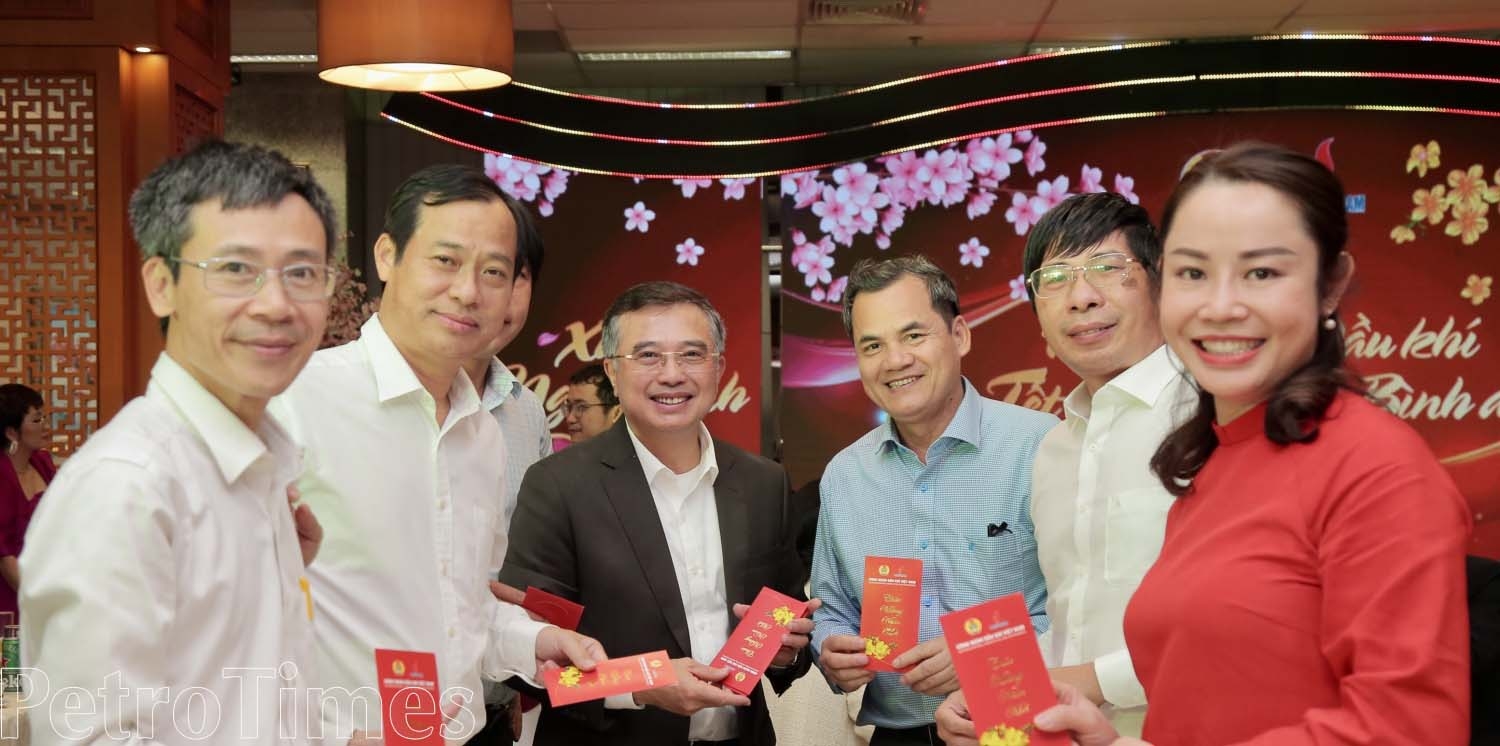 CĐ DKVN tổ chức chương trình 'Xuân nghĩa tình Dầu khí - Tết hạnh phúc bình an' CĐ DKVN tổ chức chương trình 'Xuân nghĩa tình Dầu khí - Tết hạnh phúc bình an'