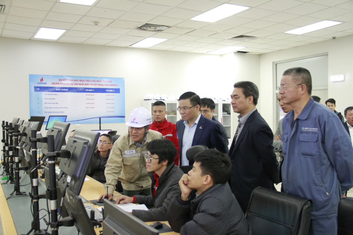 Tổng giám đốc Petrovietnam Lê Mạnh Hùng: Tập trung cao độ, bám sát công trường, nỗ lực hoàn thành từng hạng mục công việc, cần chắt chiu từng giờ, từng ngày để đưa NMNĐ Thái Bifh 2 vào vận hành thương mại. Tổng giám đốc Petrovietnam Lê Mạnh Hùng: Bám sát công trường, chắt chiu từng giờ để đưa NMNĐ Thái Bình 2 vào vận hành thương mại