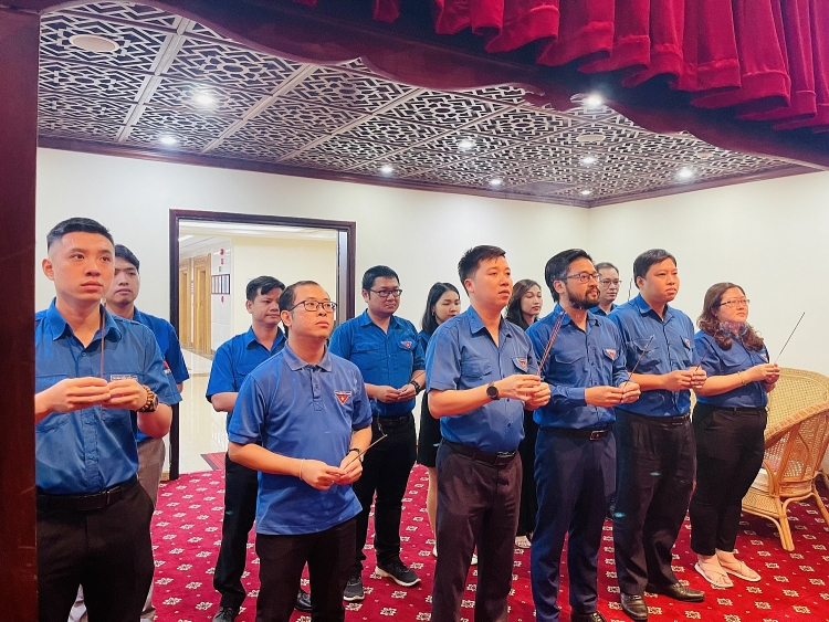 Đoàn Thanh niên Vietsovpetro tổ chức dâng hương tưởng niệm Chủ tịch Hồ Chí Minh nhân kỷ niệm 93 năm Ngày thành lập Đảng Cộng sản Việt Nam Đoàn Thanh niên Vietsovpetro tổ chức dâng hương tưởng niệm Chủ tịch Hồ Chí Minh nhân kỷ niệm 93 năm Ngày thành lập Đảng Cộng sản Việt Nam
