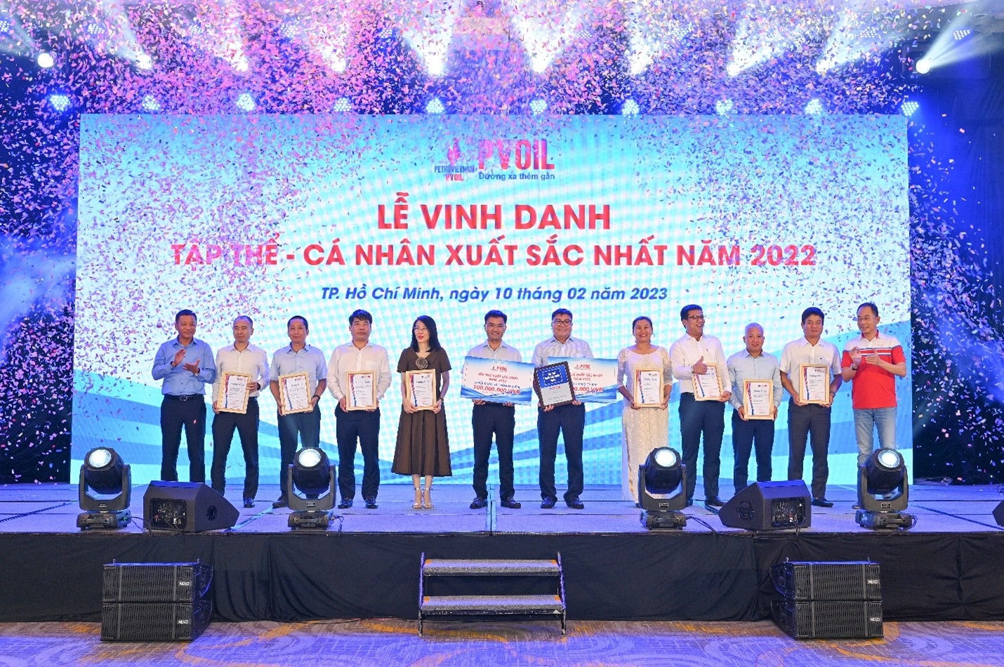 Ông Cao Hoài Dương – Bí thư Đảng ủy, Chủ tịch HĐQT và ông Đoàn Văn Nhuộm – Tổng Giám đốc PVOIL trao danh hiệu “Tập thể xuất sắc nhất năm 2022” (khối Công ty mẹ và khối Đơn vị thành viên) Ông Cao Hoài Dương – Bí thư Đảng ủy, Chủ tịch HĐQT và ông Đoàn Văn Nhuộm – Tổng Giám đốc PVOIL trao danh hiệu “Tập thể xuất sắc nhất năm 2022” (khối Công ty mẹ và khối Đơn vị thành viên)