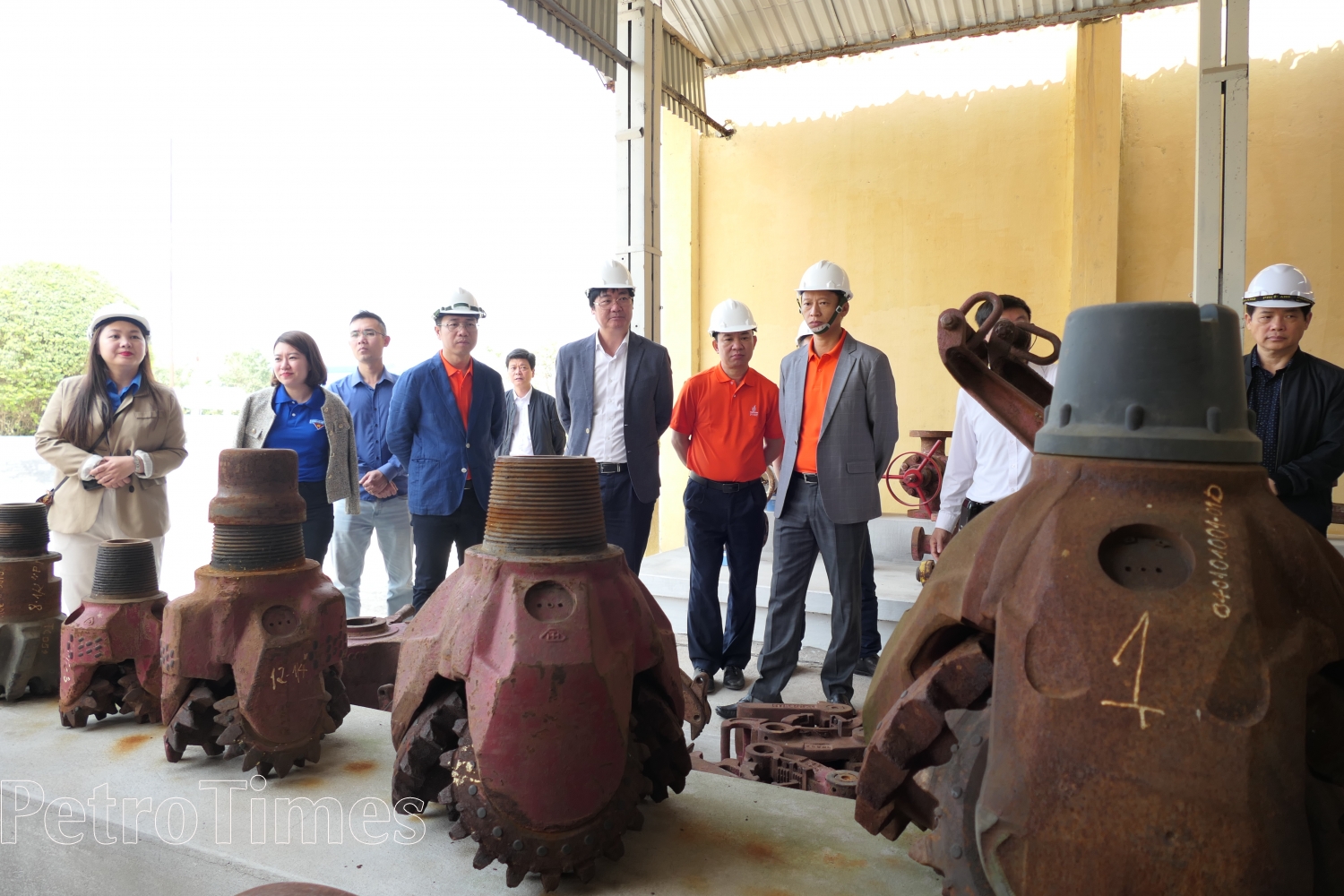 Lãnh đạo PVEP thăm Khu lưu niệm Công trình khai thác dầu khí đầu tiên tại Việt Nam Lãnh đạo PVEP thăm Khu lưu niệm Công trình khai thác dầu khí đầu tiên tại Việt Nam