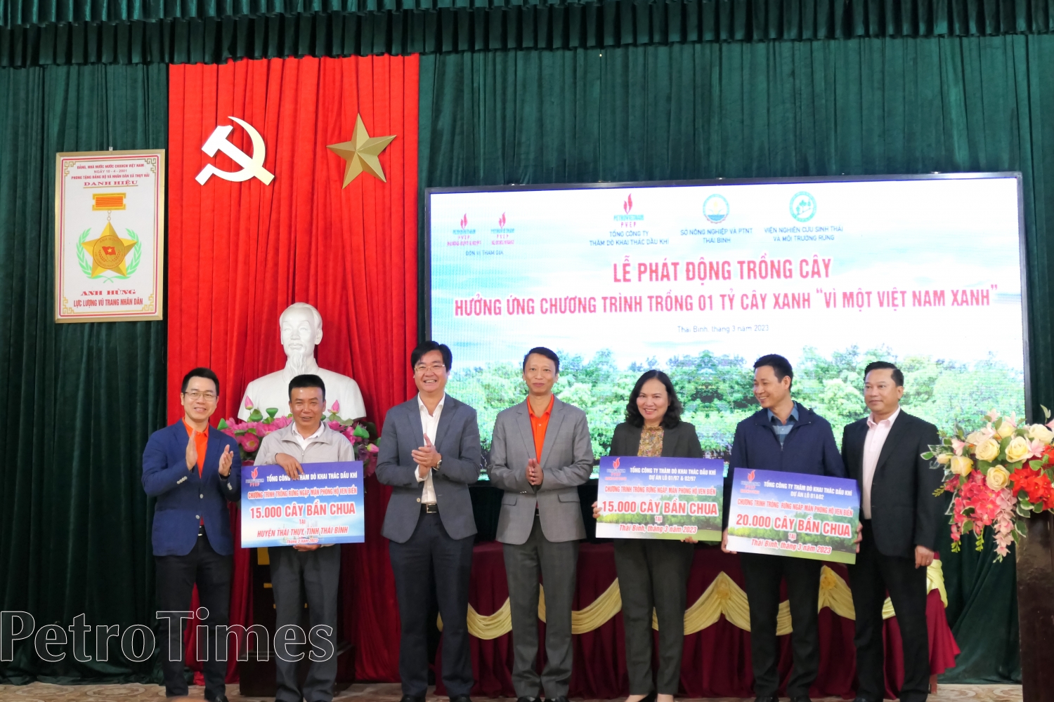 PVEP tài trợ 50.000 cây xanh rừng phòng hộ ven biển cho tỉnh Thái Bình PVEP tài trợ 50.000 cây xanh rừng phòng hộ ven biển cho tỉnh Thái Bình