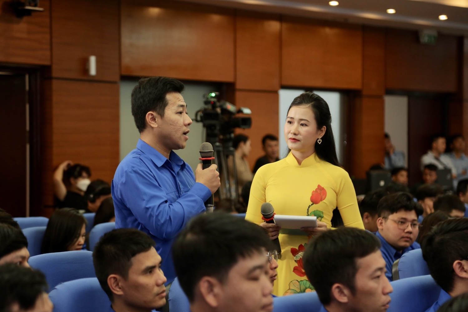 (LIVE) Tổng Giám đốc Petrovietnam Lê Mạnh Hùng đối thoại trực tuyến với tuổi trẻ Dầu khí trên cả nước (LIVE) Tổng Giám đốc Petrovietnam Lê Mạnh Hùng đối thoại trực tuyến với tuổi trẻ Dầu khí trên cả nước