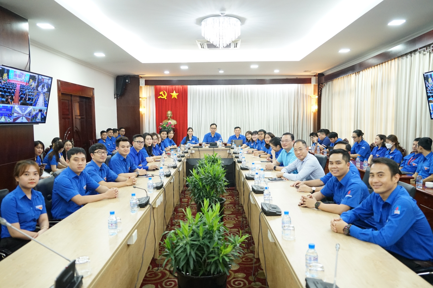 (LIVE) Tổng Giám đốc Petrovietnam Lê Mạnh Hùng đối thoại trực tuyến với tuổi trẻ Dầu khí trên cả nước (LIVE) Tổng Giám đốc Petrovietnam Lê Mạnh Hùng đối thoại trực tuyến với tuổi trẻ Dầu khí trên cả nước
