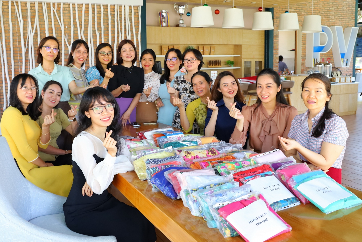 Chị em nữ công Công ty Chế biến Khí Vũng Tàu tập hợp áo dài gửi tặng các cô giáo vùng xa Chị em nữ công Công ty Chế biến Khí Vũng Tàu tập hợp áo dài gửi tặng các cô giáo vùng xa