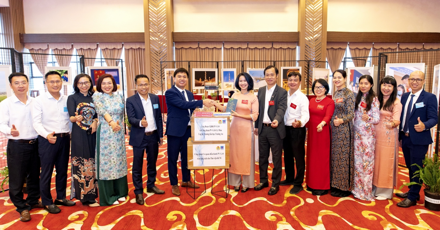 Công đoàn Công ty Khí Cà Mau và Công đoàn Cơ quan điều hành PV GAS phối hợp tặng áo dài cho các cô giáo còn khó khăn ở Cà Mau Công đoàn Công ty Khí Cà Mau và Công đoàn Cơ quan điều hành PV GAS phối hợp tặng áo dài cho các cô giáo còn khó khăn ở Cà Mau