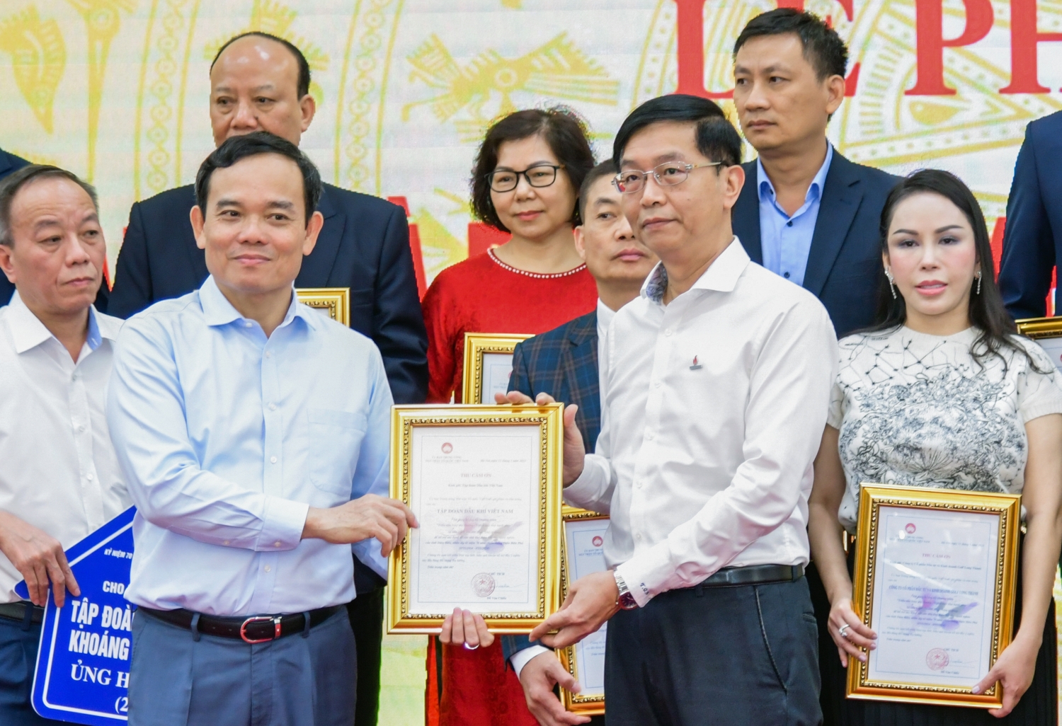Petrovietnam trao ủng hộ 2 tỷ đồng xây dựng nhà Đại đoàn kết cho hộ nghèo của tỉnh Điện Biên Petrovietnam trao ủng hộ 2 tỷ đồng xây dựng nhà Đại đoàn kết cho hộ nghèo của tỉnh Điện Biên