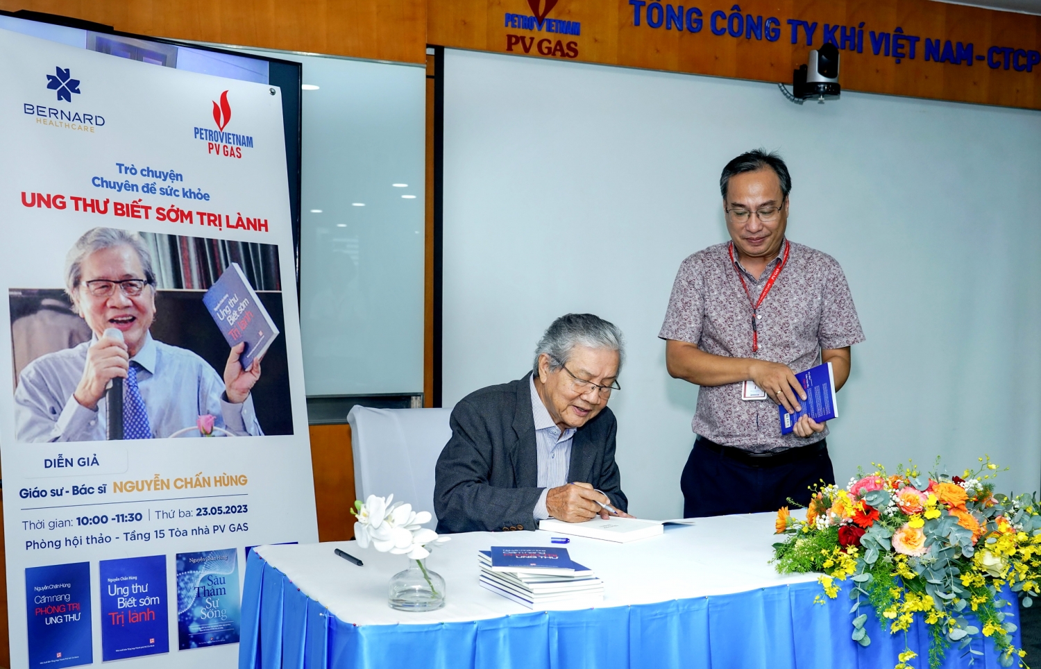 Chấn Hùng ký tặng sách hướng dẫn phòng chống bệnh nguy hiểm tại buổi tọa đàm sức khỏe “Ung thư biết sớm trị lành”