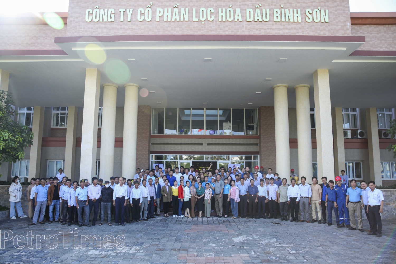 Hơn 100 người dân xã Bình Trị (Quảng Ngãi) tham quan công tác bảo vệ môi trường tại NMLD Dung Quất Hơn 100 người dân xã Bình Trị (Quảng Ngãi) tham quan công tác bảo vệ môi trường tại NMLD Dung Quất