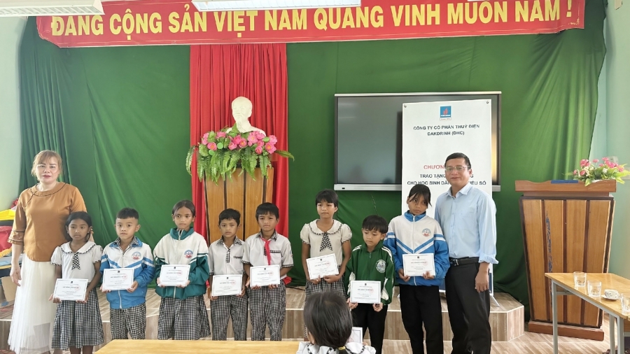 Thuỷ điện Đakđrinh trao 180 suất học bổng cho các trường tại huyện Sơn Tây (Quảng Ngãi) Thuỷ điện Đakđrinh trao 180 suất học bổng cho các trường tại huyện Sơn Tây (Quảng Ngãi)
