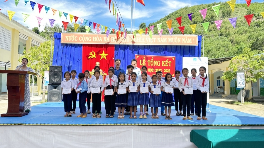 Thuỷ điện Đakđrinh trao 180 suất học bổng cho các trường tại huyện Sơn Tây (Quảng Ngãi) Thuỷ điện Đakđrinh trao 180 suất học bổng cho các trường tại huyện Sơn Tây (Quảng Ngãi)