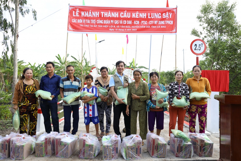 Đại diện Công đoàn PV GAS PMC trao tặng quà cho các hộ gia đình khó khăn trong Lễ khánh thành công trình xây dựng Cầu Lung Sậy, Tỉnh Cà Mau Đại diện Công đoàn PV GAS PMC trao tặng quà cho các hộ gia đình khó khăn trong Lễ khánh thành công trình xây dựng Cầu Lung Sậy, Tỉnh Cà Mau
