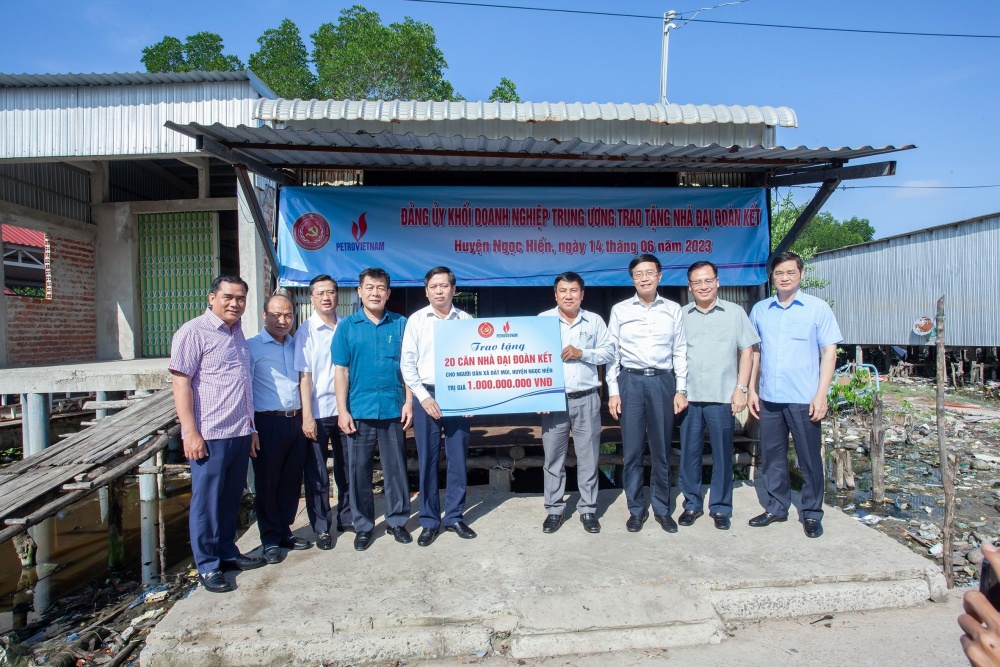 Đảng ủy Khối DNTƯ và Petrovietnam trao tặng nhà Đại đoàn kết cho 20 hộ nghèo xã Đất Mũi Đảng ủy Khối DNTƯ và Petrovietnam trao tặng nhà Đại đoàn kết cho 20 hộ nghèo xã Đất Mũi