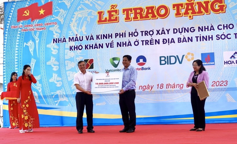 Petrovietnam trao tài trợ 10 tỷ đồng xây dựng nhà cho người nghèo tại Sóc Trăng Petrovietnam trao tài trợ 10 tỷ đồng xây dựng nhà cho người nghèo tại Sóc Trăng