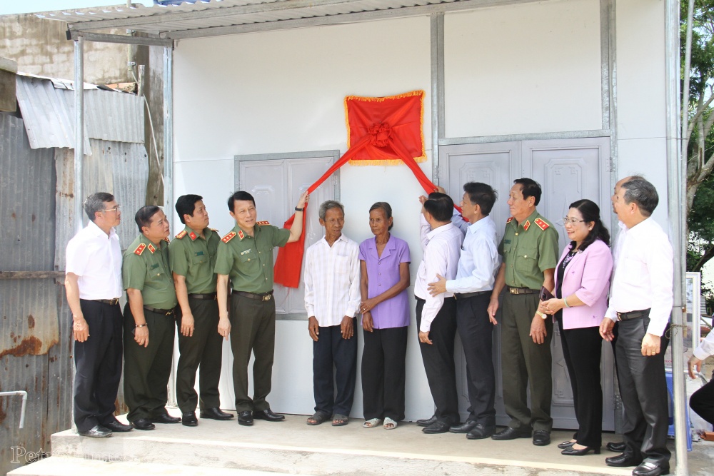 Petrovietnam trao tài trợ 10 tỷ đồng xây dựng nhà cho người nghèo tại Sóc Trăng Petrovietnam trao tài trợ 10 tỷ đồng xây dựng nhà cho người nghèo tại Sóc Trăng