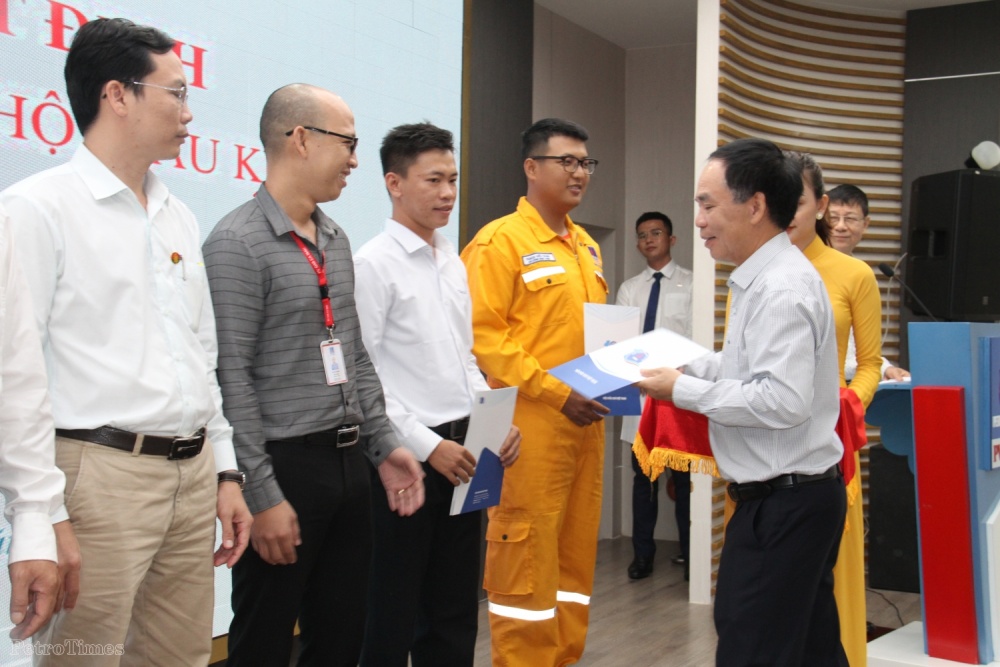 Lãnh đạo Hội DKVN trao quyết định công nhận hội viên cá nhân cho đại diện hội viên Chi hội Dầu khí Cà Mau Lãnh đạo Hội DKVN trao quyết định công nhận hội viên cá nhân cho đại diện hội viên Chi hội Dầu khí Cà Mau