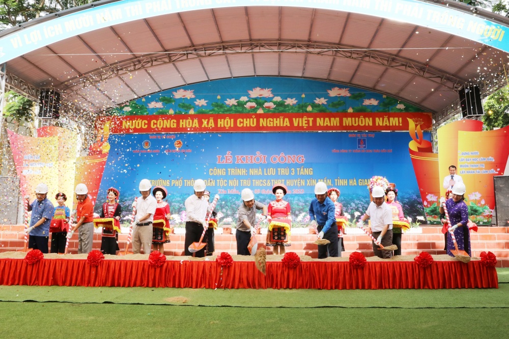 PVEP tài trợ 15 tỷ đồng xây dựng nhà lưu trú cho trường dân tộc nội trú huyện Xín Mần, tỉnh Hà Giang PVEP tài trợ 15 tỷ đồng xây dựng nhà lưu trú cho trường dân tộc nội trú huyện Xín Mần, tỉnh Hà Giang