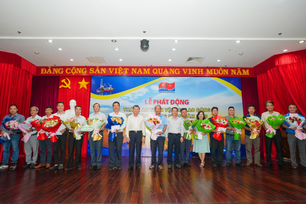 Các ATVSV xuất sắc nhận hoa và phần thưởng Các ATVSV xuất sắc nhận hoa và phần thưởng