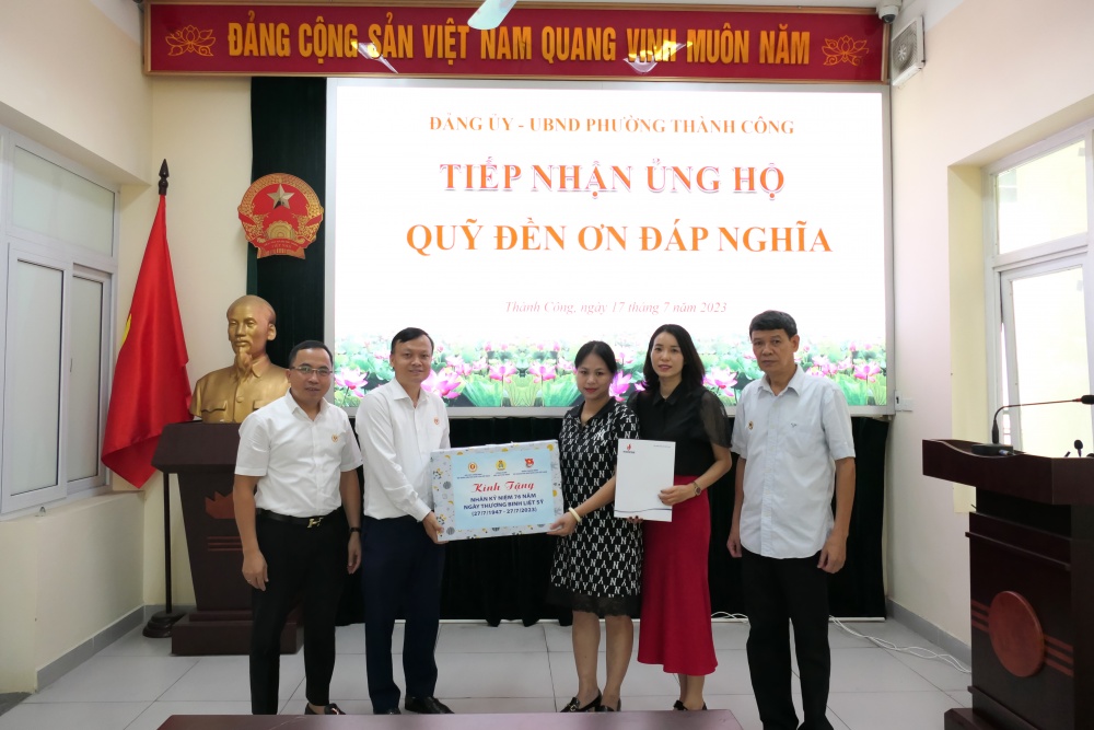 Hội CCB Tập đoàn trao quỹ “Đền ơn đáp nghĩa” tại phường Thành Công Hội CCB Tập đoàn trao quỹ “Đền ơn đáp nghĩa” tại phường Thành Công
