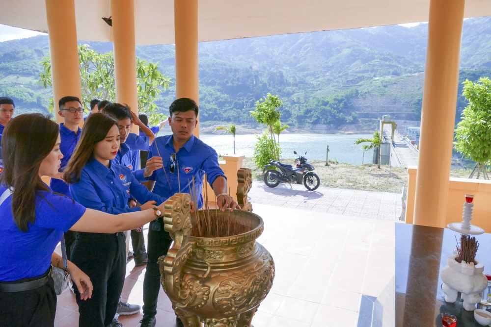 Hành trình đền ơn đáp nghĩa của Đoàn Thanh niên BSR và PV Power về đến huyện Sơn Tây, Quảng Ngãi Hành trình đền ơn đáp nghĩa của Đoàn Thanh niên BSR và PV Power về đến huyện Sơn Tây, Quảng Ngãi