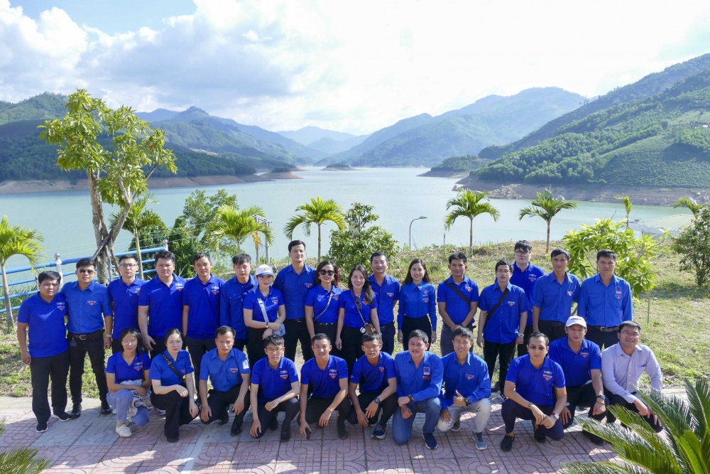 Hành trình đền ơn đáp nghĩa của Đoàn Thanh niên BSR và PV Power về đến huyện Sơn Tây, Quảng Ngãi Hành trình đền ơn đáp nghĩa của Đoàn Thanh niên BSR và PV Power về đến huyện Sơn Tây, Quảng Ngãi