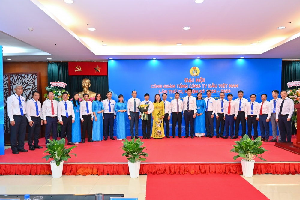 Lãnh đạo Công đoàn Dầu khí Việt Nam và Lãnh đạo PVOIL chụp ảnh lưu niệm với Ban Chấp hành Công đoàn PVOIL khóa IV Lãnh đạo Công đoàn Dầu khí Việt Nam và Lãnh đạo PVOIL chụp ảnh lưu niệm với Ban Chấp hành Công đoàn PVOIL khóa IV
