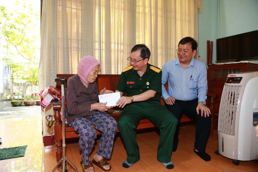 BSR thực hiện chương trình tri ân, tặng quà nhân kỷ niệm 76 năm Ngày Thương binh - Liệt sĩ (27/7) BSR thực hiện chương trình tri ân, tặng quà nhân kỷ niệm 76 năm Ngày Thương binh - Liệt sĩ (27/7)