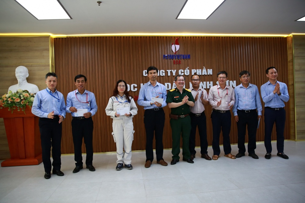 BSR tổ chức dâng hương tri ân các anh hùng liệt sĩ tại nghĩa trang liệt sĩ huyện Bình Sơn BSR tổ chức dâng hương tri ân các anh hùng liệt sĩ tại nghĩa trang liệt sĩ huyện Bình Sơn
