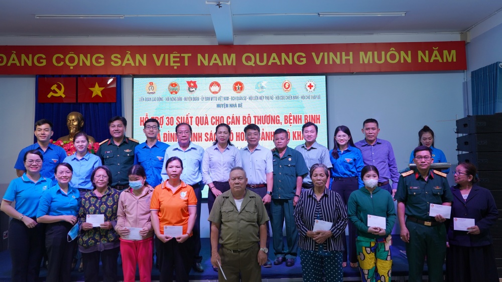 Ủng hộ huyện Nhà Bè tổ chức gặp mặt các gia đình chính sách Ủng hộ huyện Nhà Bè tổ chức gặp mặt các gia đình chính sách