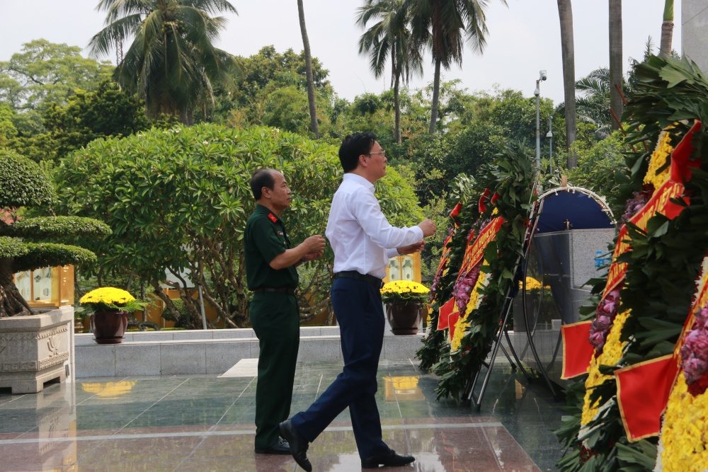 Hội CCB Tập đoàn dâng hương tưởng niệm các anh hùng liệt sĩ Hội CCB Tập đoàn dâng hương tưởng niệm các anh hùng liệt sĩ