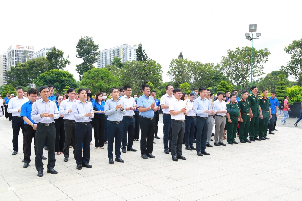 Ban lãnh đạo PVTrans do ông Phạm Việt Anh, Bí thư Đảng uỷ, Chủ tịch HĐQT và ông Nguyễn Duyên Hiếu, Tổng giám đốc dẫn đầu; cùng Hội CCB, Công đoàn, Đoàn TN các đơn vị thành viên và PVT Logistics trong “Lễ dâng hương và đặt vòng hoa tưởng nhớ các Anh hùng liệt sĩ”. Ban lãnh đạo PVTrans do ông Phạm Việt Anh, Bí thư Đảng uỷ, Chủ tịch HĐQT và ông Nguyễn Duyên Hiếu, Tổng giám đốc dẫn đầu; cùng Hội CCB, Công đoàn, Đoàn TN các đơn vị thành viên và PVT Logistics trong “Lễ dâng hương và đặt vòng hoa tưởng nhớ các Anh hùng liệt sĩ”.