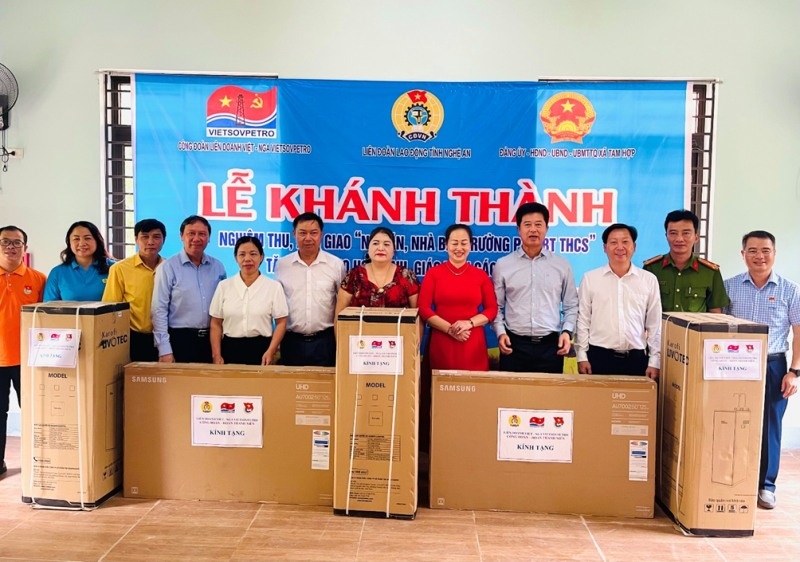 Công đoàn Vietsovpetro trao tặng nhà ăn và bếp nấu ăn trường học tại Nghệ An