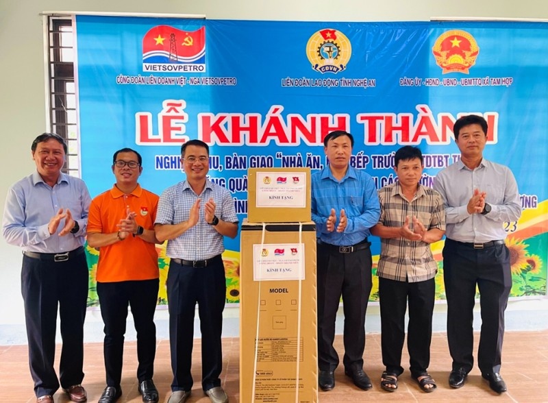 Công đoàn Vietsovpetro trao tặng nhà ăn và bếp nấu ăn trường học tại Nghệ An