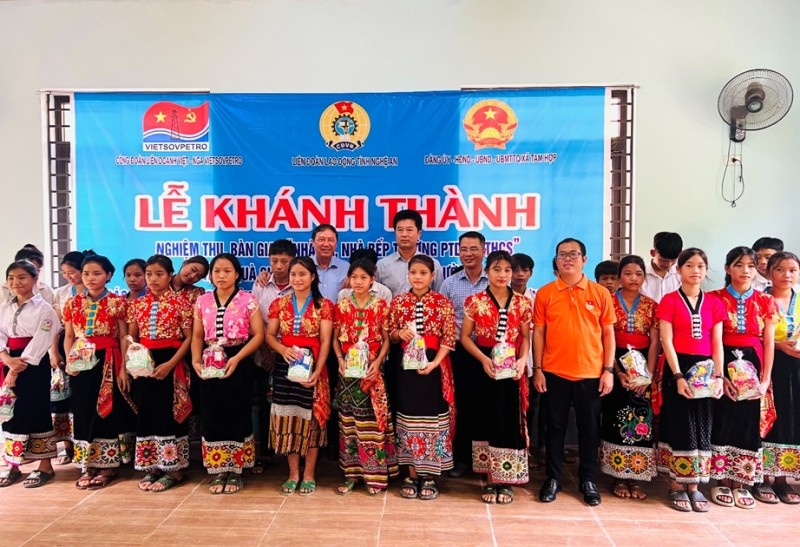 Công đoàn Vietsovpetro trao tặng nhà ăn và bếp nấu ăn trường học tại Nghệ An