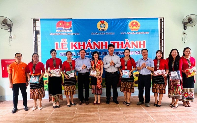 Công đoàn Vietsovpetro trao tặng nhà ăn và bếp nấu ăn trường học tại Nghệ An