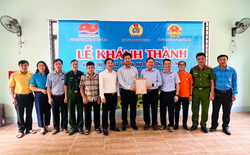 Công đoàn Vietsovpetro trao tặng nhà ăn và bếp nấu ăn trường học tại Nghệ An