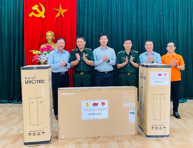 Công đoàn Vietsovpetro trao tặng nhà ăn và bếp nấu ăn trường học tại Nghệ An