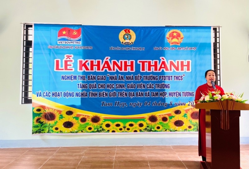 Công đoàn Vietsovpetro trao tặng nhà ăn và bếp nấu ăn trường học tại Nghệ An