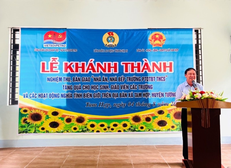 Công đoàn Vietsovpetro trao tặng nhà ăn và bếp nấu ăn trường học tại Nghệ An