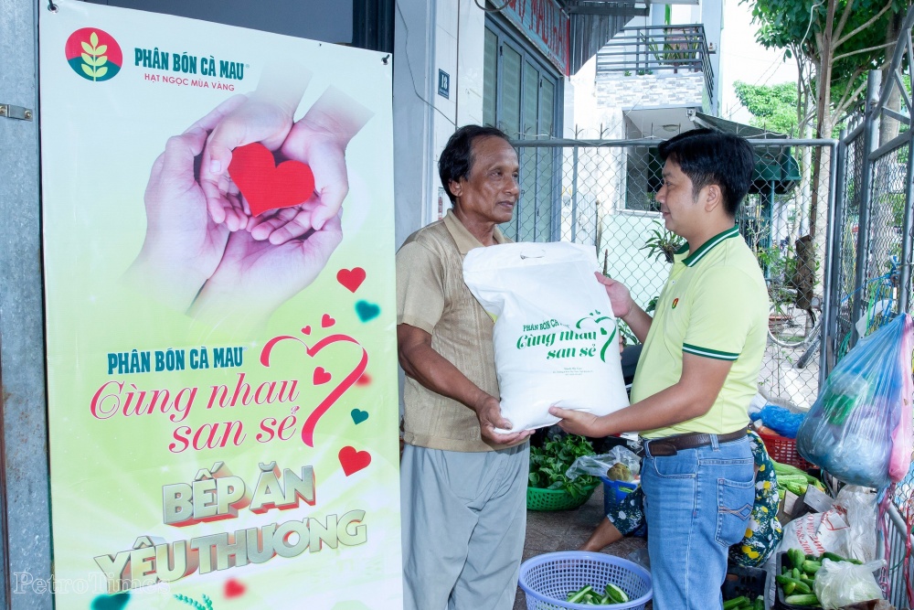 Phân bón Cà Mau mang gạo tới các bếp ăn yêu thương tại Cần Thơ Phân bón Cà Mau mang gạo tới các bếp ăn yêu thương tại Cần Thơ