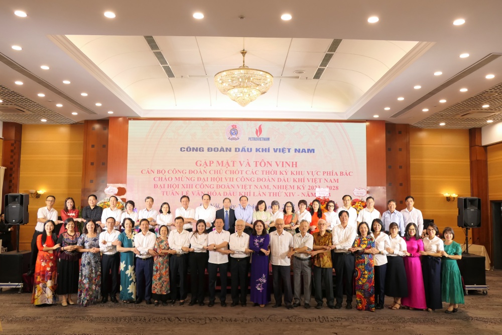 Các đồng chí lãnh đạo CĐ DKVN và các đồng chí nguyên lãnh đạo, cán bộ chủ chốt Công đoàn các thời kỳ tại buổi gặp