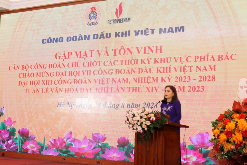 Đồng chí Nghiêm Thùy Lan - Ủy viên Ban Chấp hành Tổng Liên đoàn Lao động Việt Nam, Ủy viên Ban Thường vụ Đảng ủy Tập đoàn, Chủ tịch CĐ DKVN phát biểu