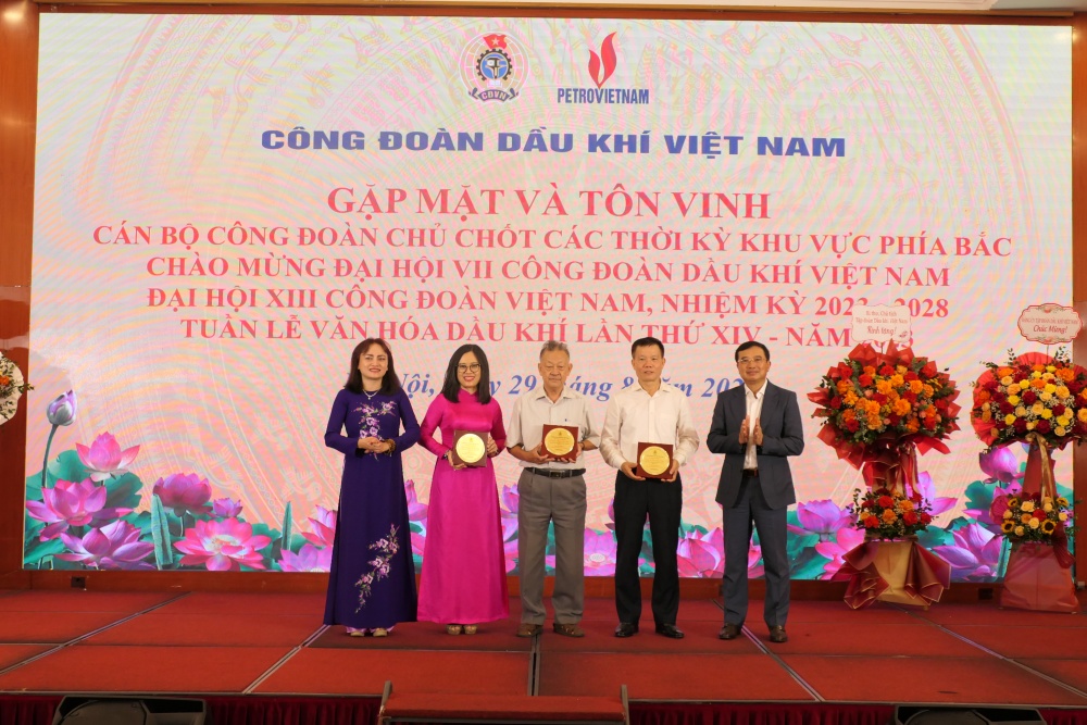 Đồng chí Hoàng Quốc Vượng, Chủ tịch HĐTV Tập đoàn Dầu khí Việt Nam, đồng chí Nghiêm Thùy Lan - Chủ tịch CĐ DKVN tặng biểu trưng cho các đồng chí Nguyên Phó Chủ tịch CĐ DKVN