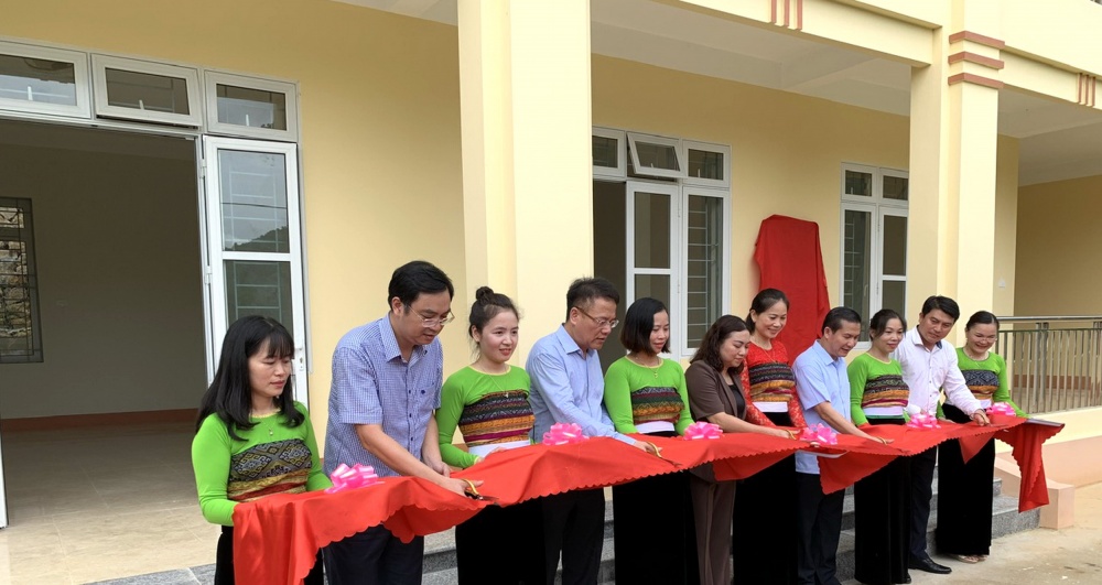 Nghi thức cắt băng khánh thành công trình khối nhà nội trú cho Trường Tân Mai, với mức hỗ trợ từ PV GAS là 4 tỷ đồng Nghi thức cắt băng khánh thành công trình khối nhà nội trú cho Trường Tân Mai, với mức hỗ trợ từ PV GAS là 4 tỷ đồng
